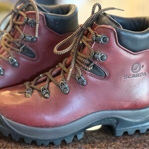 Scarpa Italian leather with Vibram Sole women’s Hiking Boots Size 8